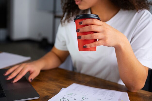 Vue côté, tenue femme, tasse café