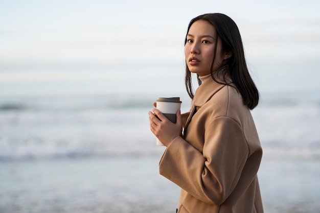 Photo gratuite vue côté, tenue femme, tasse café