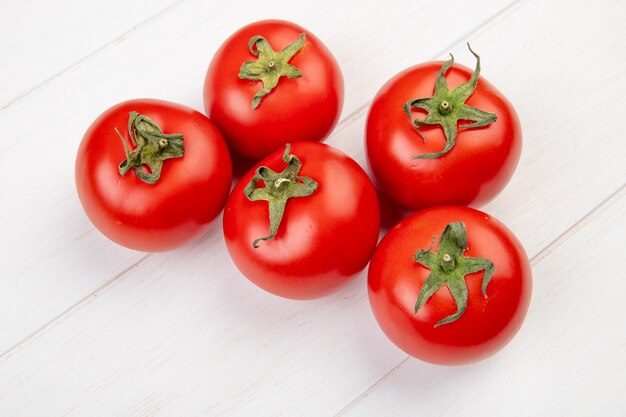 Vue côté, de, tomates, sur, table bois