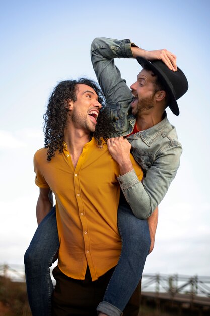 Photo gratuite vue d'un couple gay affectueux et passant du temps ensemble sur la plage