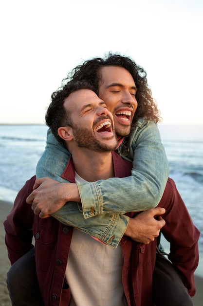 Photo gratuite vue d'un couple gay affectueux et passant du temps ensemble sur la plage