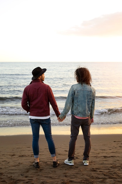 Photo gratuite vue d'un couple gay affectueux et passant du temps ensemble sur la plage