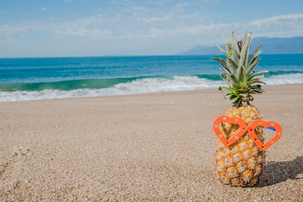 Vue créative de l&#39;ananas dans les lunettes