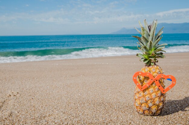 Vue créative de l&#39;ananas dans les lunettes