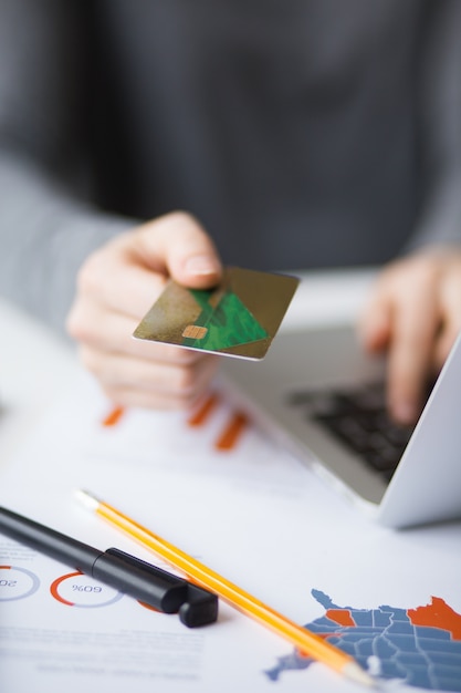 Photo gratuite vue croisée de la personne faisant des services bancaires en ligne