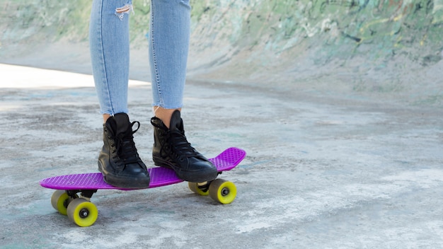 Vue de la culture de la jeune femme urbaine patinage