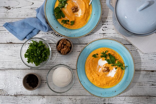 Photo gratuite vue d'une délicieuse soupe à la crème de carottes