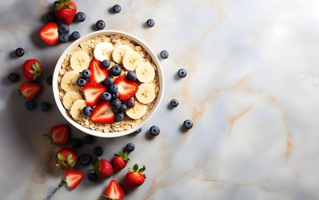 Photo gratuite vue sur un délicieux bol de petit-déjeuner avec banane et assortiment de fruits