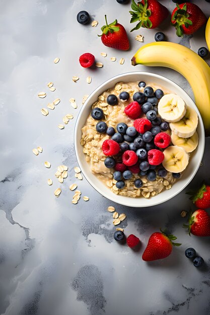 Vue sur un délicieux bol de petit-déjeuner avec banane et assortiment de fruits