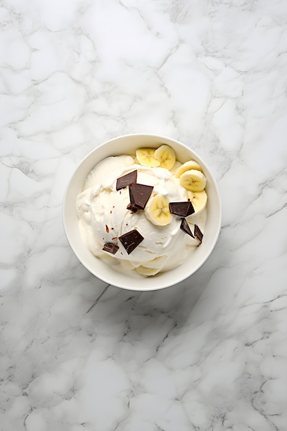 Photo gratuite vue sur un délicieux dessert glacé à la crème glacée aux bananes