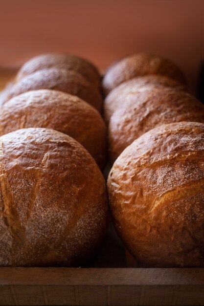 Vue de délicieux pain cuit au four dans la pâtisserie