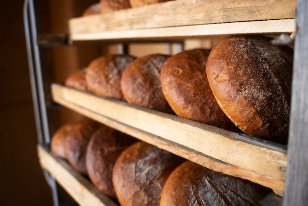 Vue de délicieux pain cuit au four dans la pâtisserie