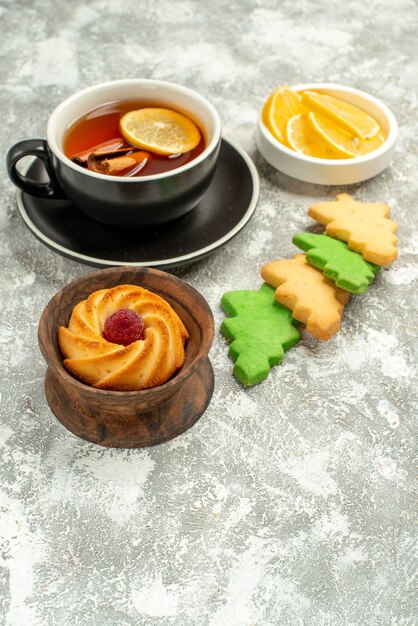 Vue de dessous biscuits d'arbre de Noël tasse de thé sur une surface grise avec espace de copie
