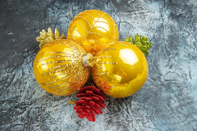 Photo gratuite vue de dessous boules d'arbre de noël ornements de noël sur photo de noël gris