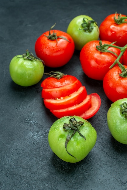 Vue de dessous branche de tomate tomates hachées tomates vertes