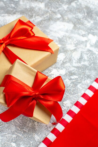 Vue de dessous des cadeaux de Noël attachés avec un ruban rouge sur fond gris