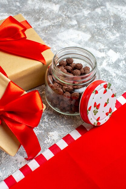 Vue de dessous des céréales cadeaux de Noël en pot sur fond gris