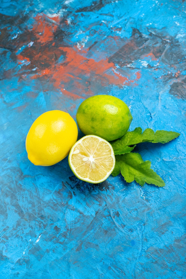 Photo gratuit vue de dessous citrons frais sur espace libre de surface bleu rouge