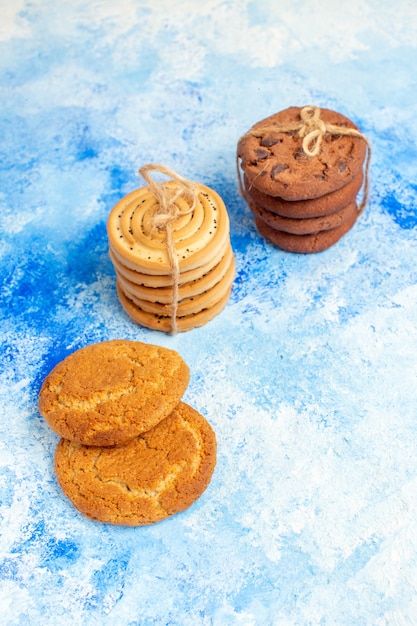 Vue de dessous des cookies attachés avec une corde sur une table bleue