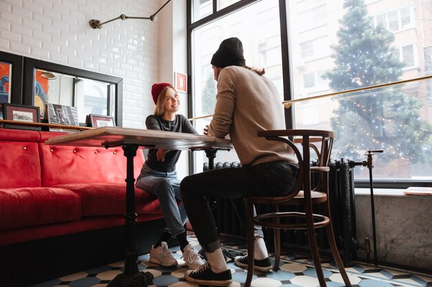 Vue de dessous d'un couple au café