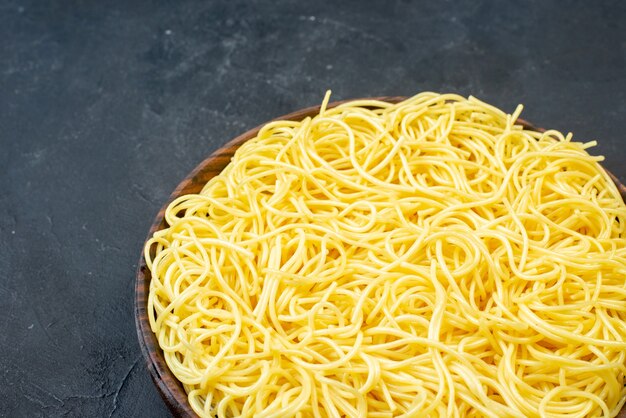 Vue de dessous de délicieux spaghettis dans un bol sur la table