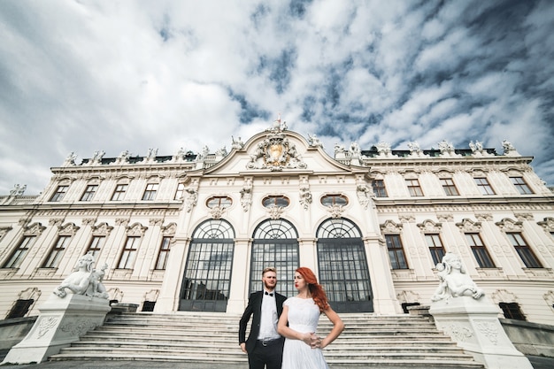 Vue de dessous du couple marié