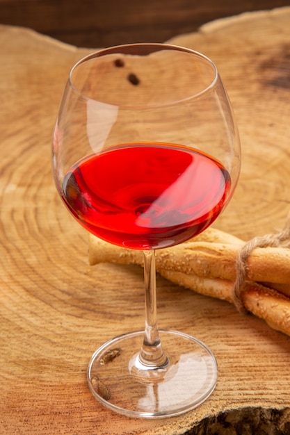 Vue de dessous du pain en verre à vin ballon sur une surface en bois