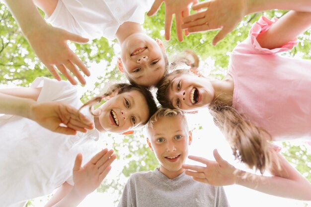 Vue de dessous des enfants en regardant la caméra