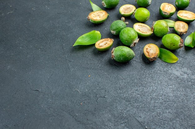 Vue de dessous de l'espace libre de surface sombre de feijoas frais