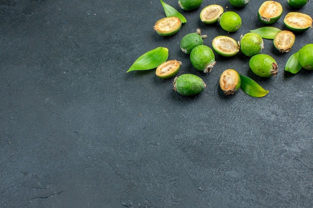 Vue De Dessous De L'espace Libre De Surface Sombre De Feijoas Frais