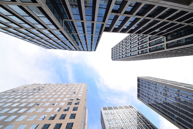 Photo gratuite vue de dessous des façades sur une journée claire