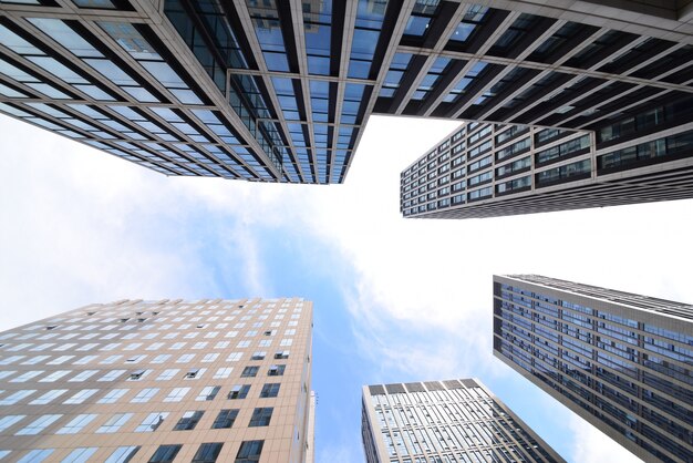 Vue de dessous des façades sur une journée claire