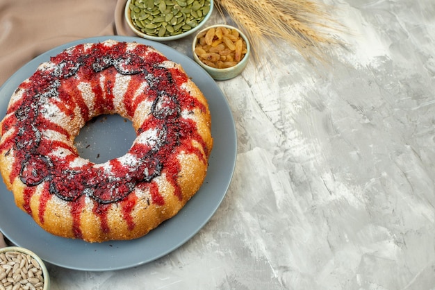 Vue De Dessous Gâteau Aux Fraises Sur Plaque Ronde Graines De Courge Graines De Tournesol Dans Des Bols épis De Blé Sur La Table Copie Place