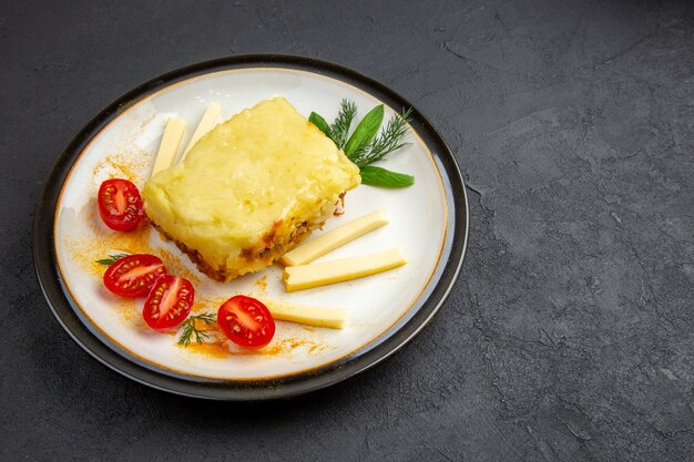 Vue de dessous des lasagnes savoureuses sur plaque sur fond sombre copie place