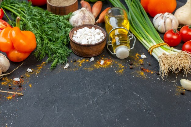 Vue de dessous des légumes frais sel de mer dans une petite bouteille d'huile de bol sur la table