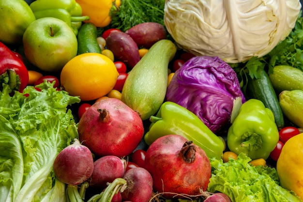 Vue de dessous légumes et fruits courgettes poivrons concombre laitue chou rouge et blanc grenades radis citron pomme