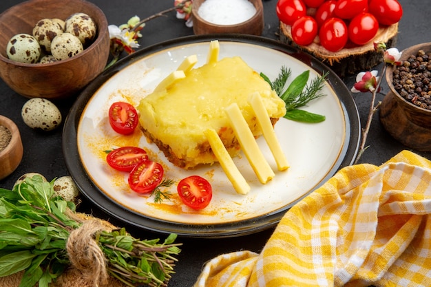 Vue de dessous pain au fromage tomates cerises et pommes de terre frites sur assiette épices et œufs de caille dans des bols