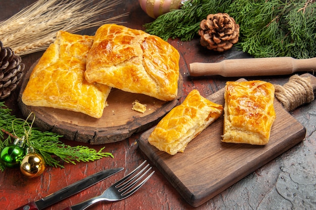 Vue de dessous penovani khachapuri sur planche de bois pin rouleau à pâtisserie