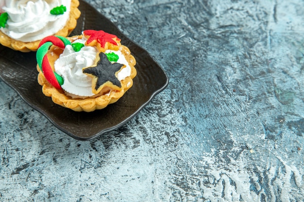 Photo gratuite vue de dessous petites tartes de noël sur table grise avec espace libre