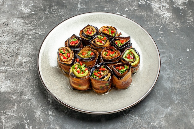 Vue de dessous des rouleaux d'aubergines farcies sur gris