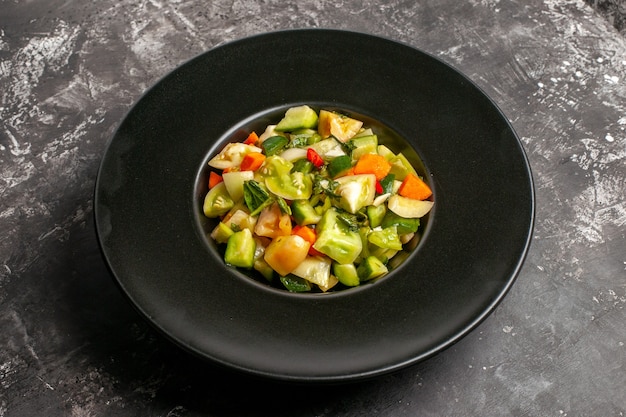 Photo gratuite vue de dessous salade de tomates vertes sur plaque ovale sombre