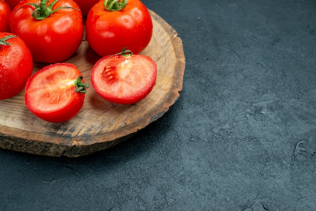 Photo gratuite vue de dessous tomates fraîches sur planche de bois sur table sombre avec espace libre