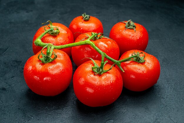 Vue de dessous tomates rouges fraîches sur table sombre