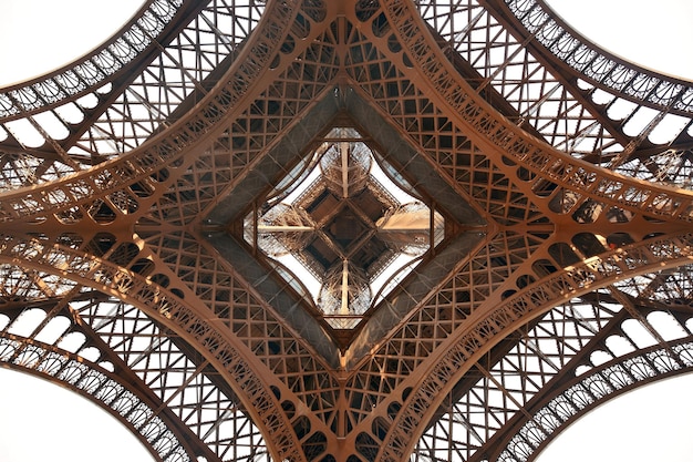 Vue de dessous la Tour Eiffel avec de beaux motifs.