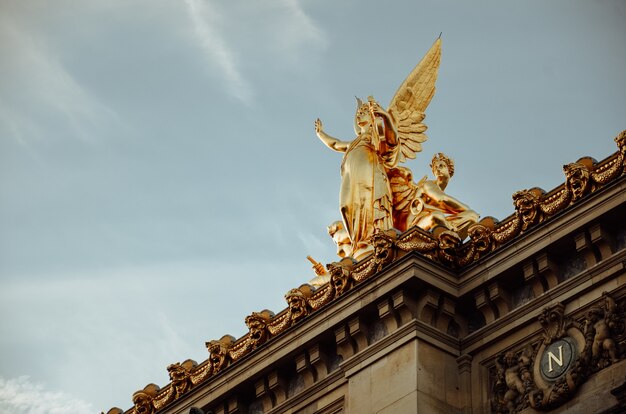 Vue de dessous tourné de la statue en or d'une femme avec des ailes à Paris, France