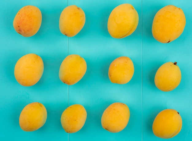 Vue de dessus des abricots sur une surface bleue