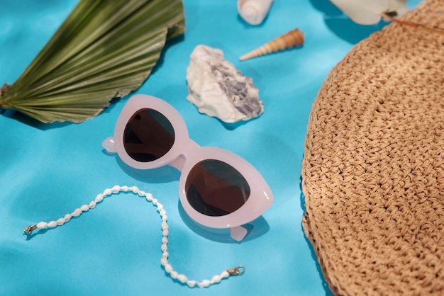 Photo gratuite vue de dessus sur les accessoires de plage