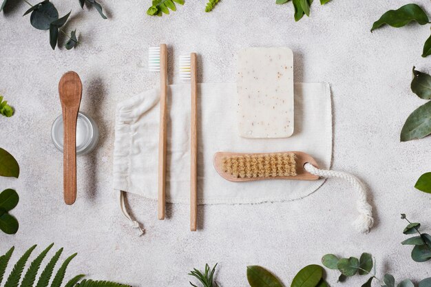 Vue de dessus accessoires de spa et de beauté et feuilles