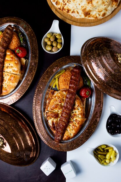 Vue de dessus d'Adana Kebab servi sur pain tandoor et boulgour