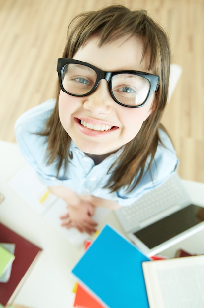 Photo gratuite vue de dessus d'une adolescente joyeuse